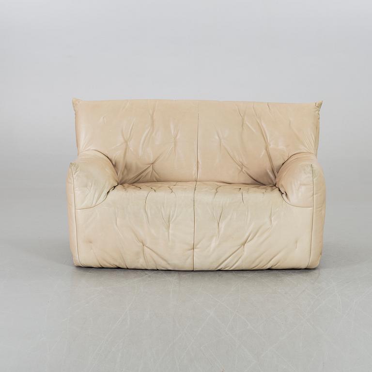 A 20TH CENTURY SOFA.