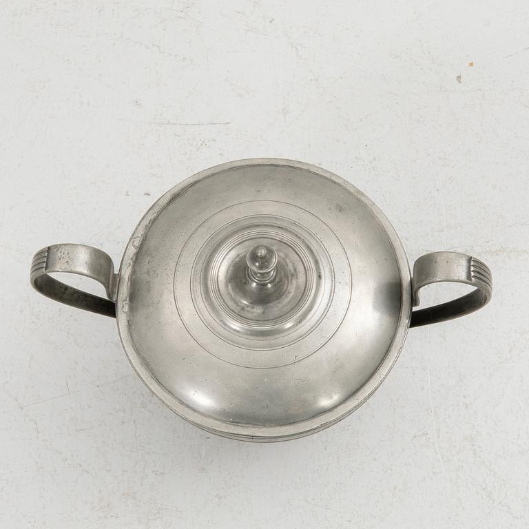 Tureen with lid, second half of the 1800s, possibly Germany.