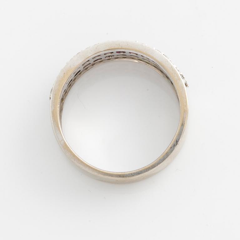 Ring, 18K vitguld med rubiner och briljantslipade diamanter.
