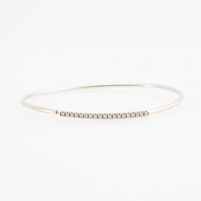 Armring, 18K vitguld med runda briljantslipade diamanter.