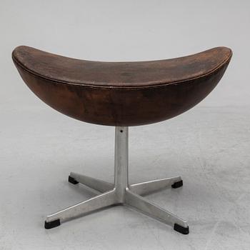 ARNE JACOBSEN, an 'Egg' leather covered easy chair and ottoman, Fritz Hansen, Denmark.