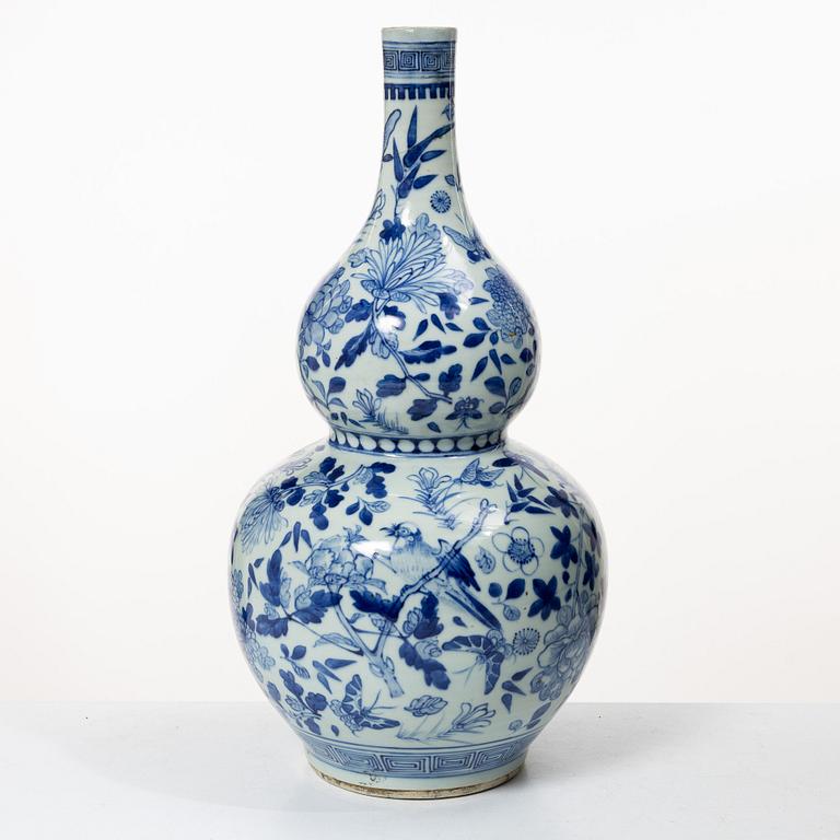 A blue and white kalebass shaped vase, Qing dynasty, 19th century.