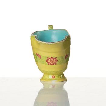 Koppar, två stycken, keramik samt kanna, porslin. Qing dynastin, 1800-tal.