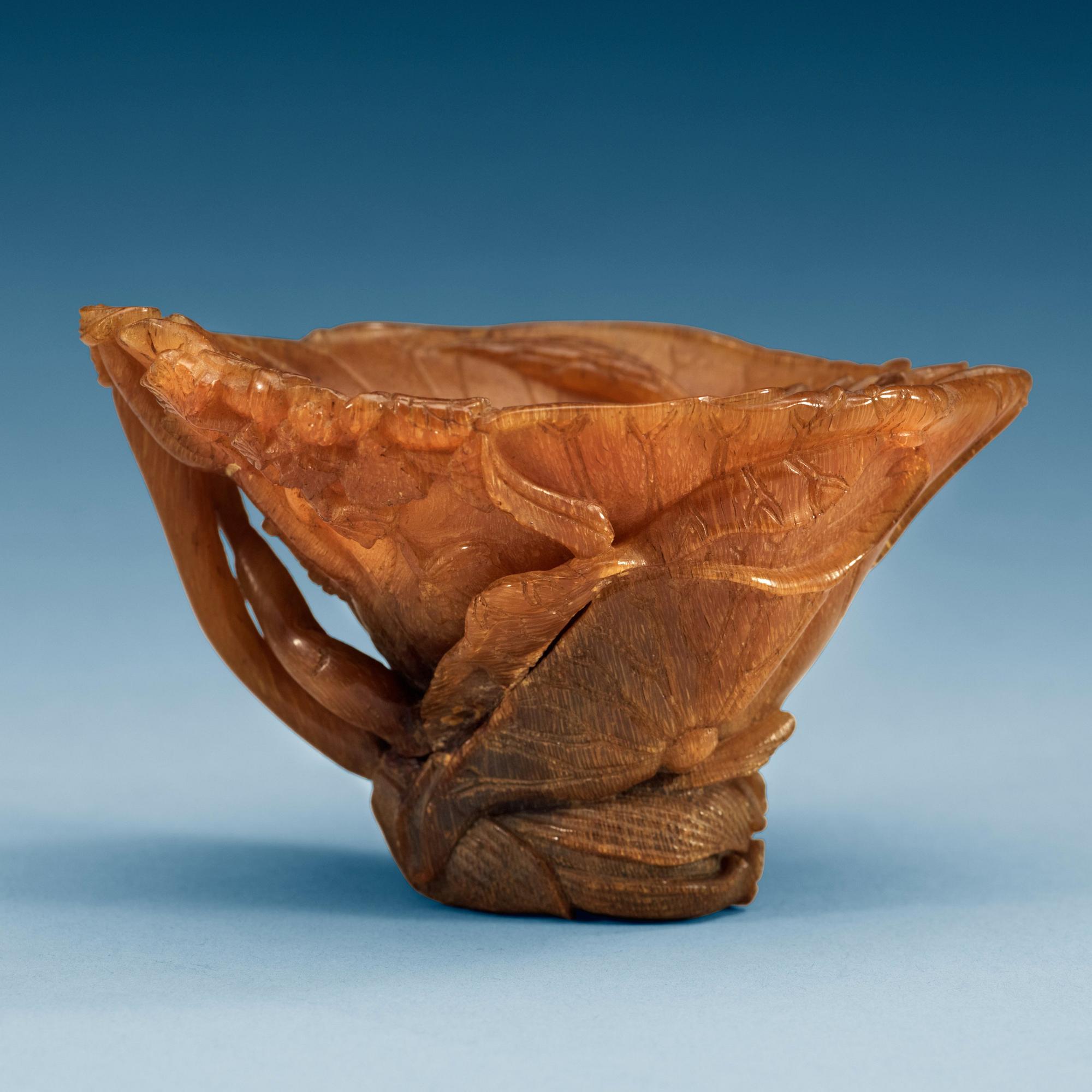 VINOFFERBÄGARE, noshörningshorn. Qing dynastin, 1700-tal.