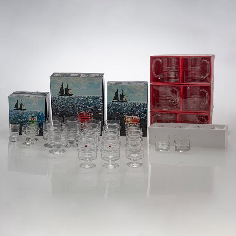 Timo Sarpaneva, lasisto, 59 osaa, lasia, "Pisararengas" Iittala. Suunniteltu 1963.