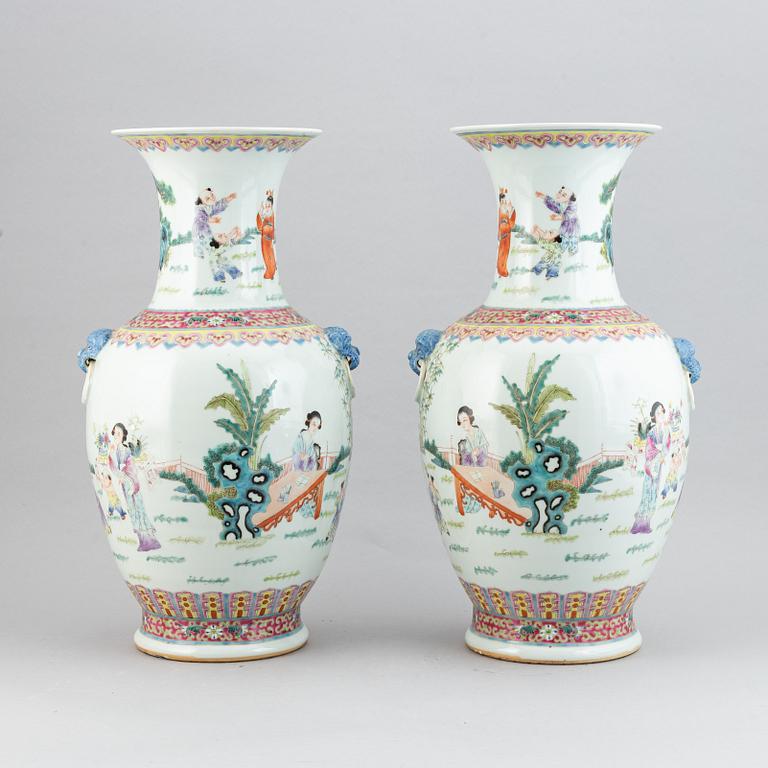 A pair of Chinese vases, second half of the 20th Century.