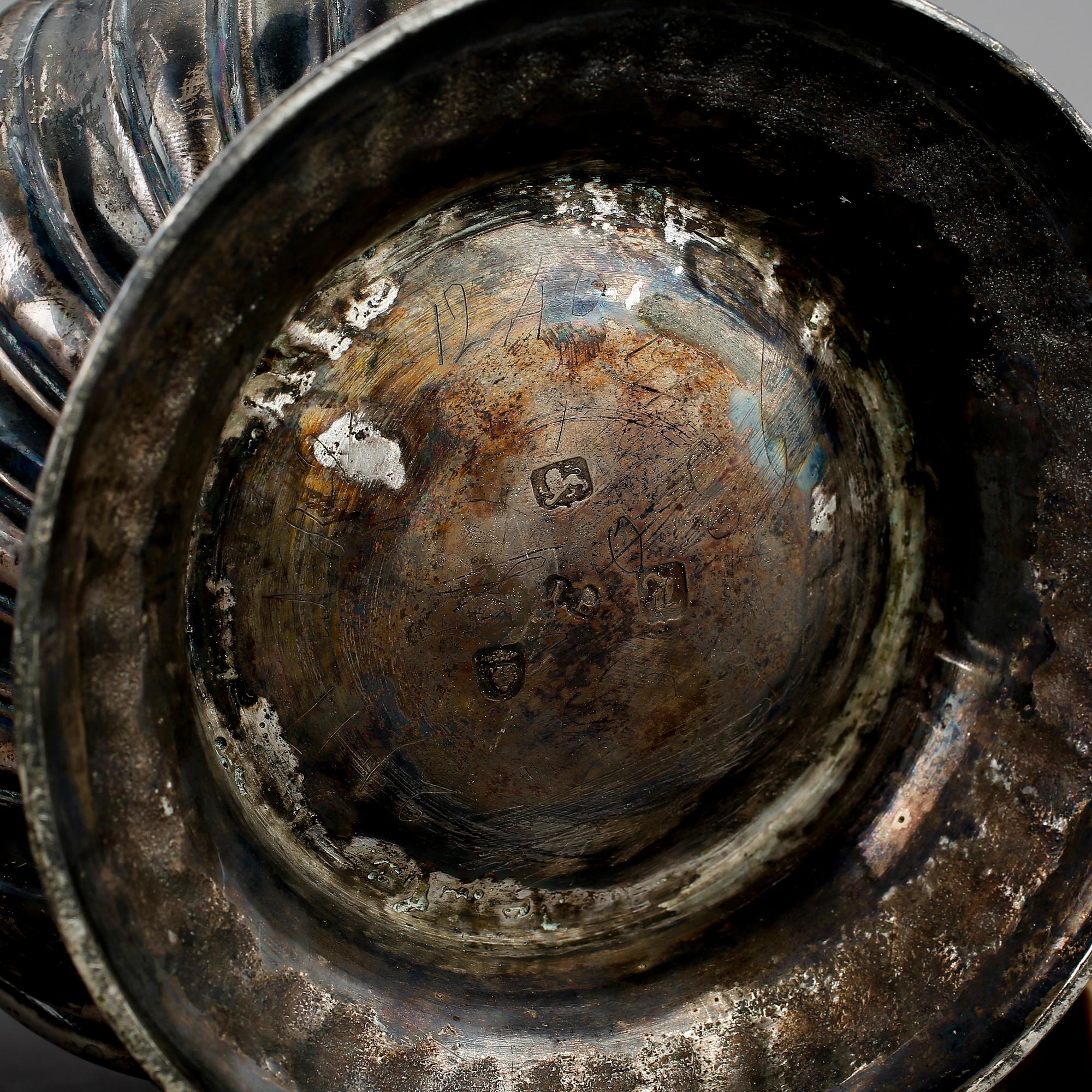 KAFFEKANNA, silver, troligen John Booth, London, England, 1800-talets första hälft. Vikt ca 889 gram.