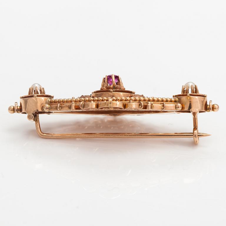 A 14K gold brooch with a ruby and half pearls. 1940's.