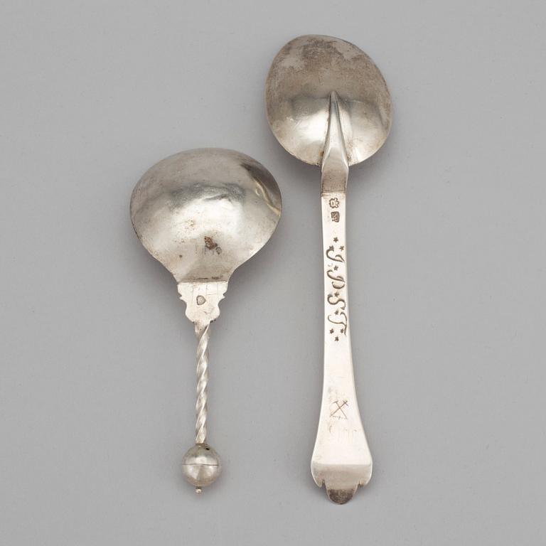 2 silver spoons, 1 by Michel Pohl, Stockholm 1655-1699. Weight 84 grams.