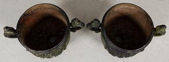 TRÄDGÅRDSURNOR, 1 par, gjutjärn, Stafsjö Bruk, 1900-talets första hälft.