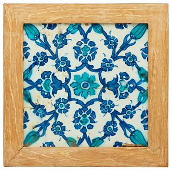 299. KAKELPLATTA. 25 x 25 cm. Turkiet, sannolikt Iznik 1600-tal.