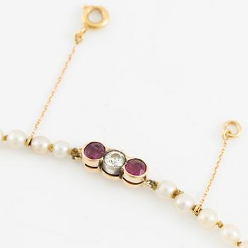 Pärlcollier lås 18K guld med en gammalslipad diamant och rosa stenar.
