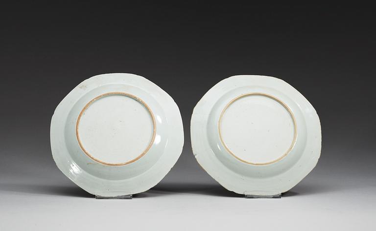 A pair of famille rose 'pseudo tobacco leaf' dinner plates, Qing dynasty, Qianlong (1736-95).
