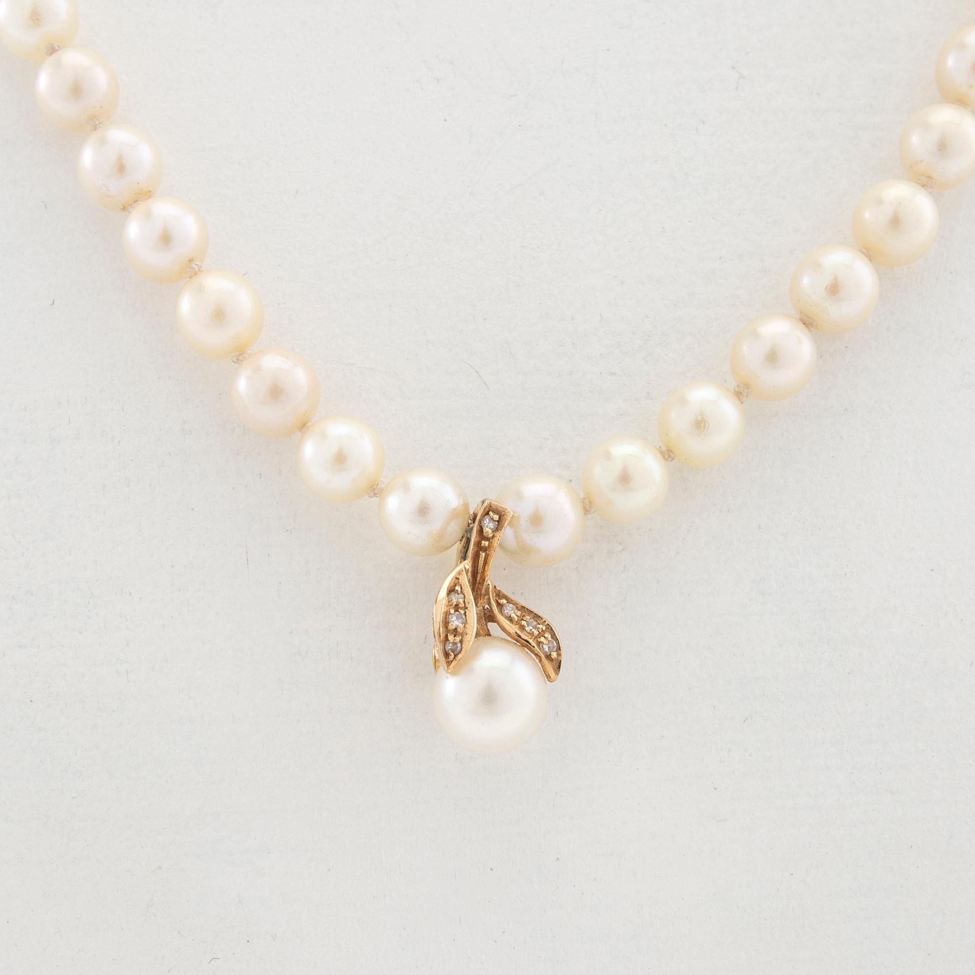 Halsband av odlade pärlor med lås 18K guld.