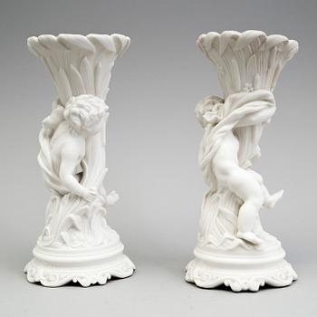 BLOMVASER, ett par, parian, Gustafsberg, 1800-talets andra hälft.