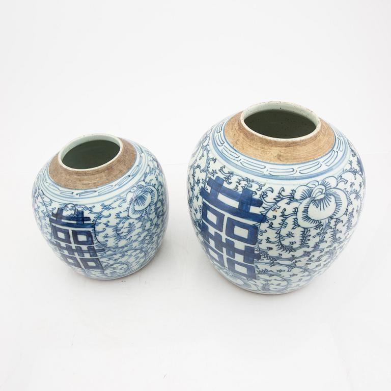 A set of two Chinese porcelan jars with lid 19th/20th century.