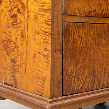 A chest of drawers, 19th century.
