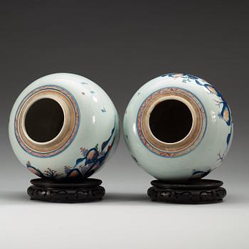 A pair of imari-verte jars, Qing dynasty, 18th Century.