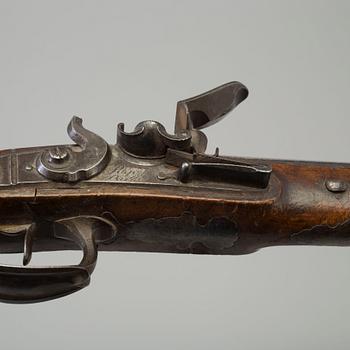 FLINTLÅSPISTOLER, ett par, för officer, signerade Le Page, circa 1810.