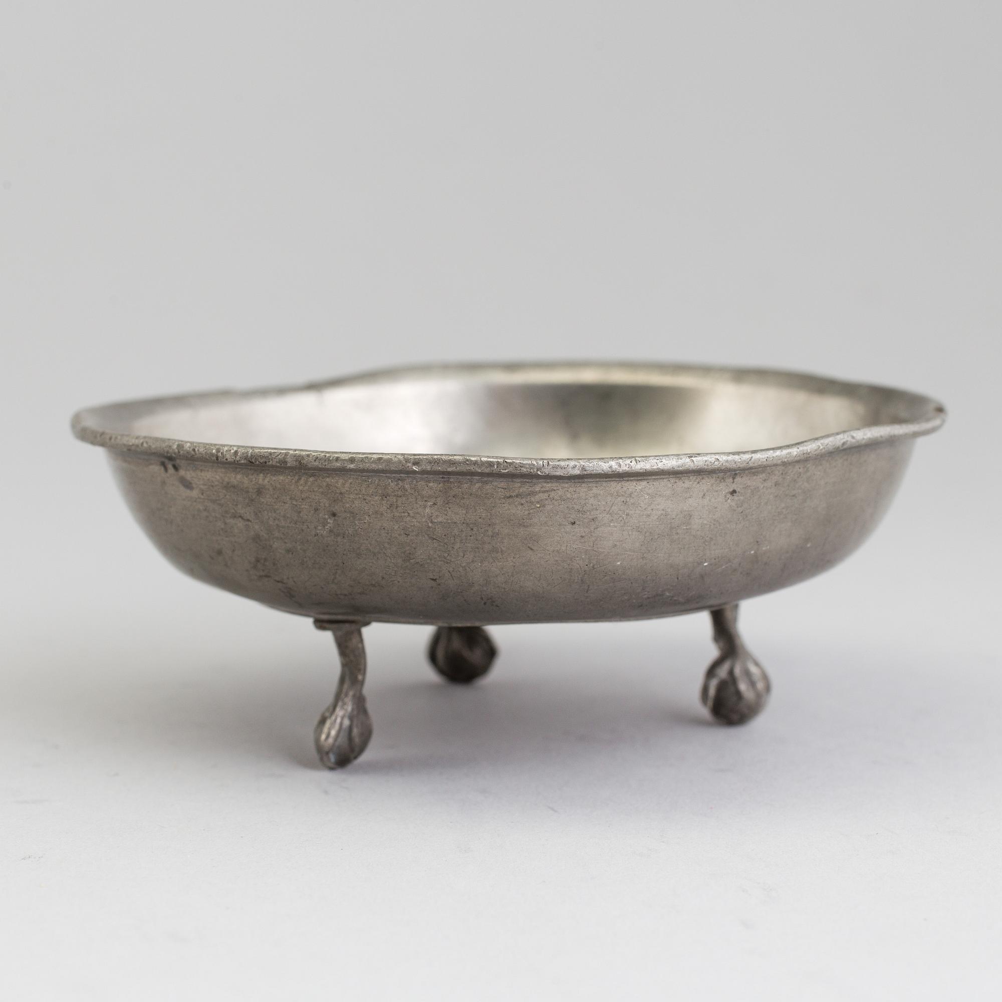 AN EMPIRE PEWTER DISH, first half of the 19th century.