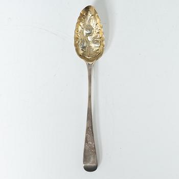 Thomas Wallis I, pokal, silver, London, England 1773 och Thomas Northcote, sked, silver, London, England 1789.