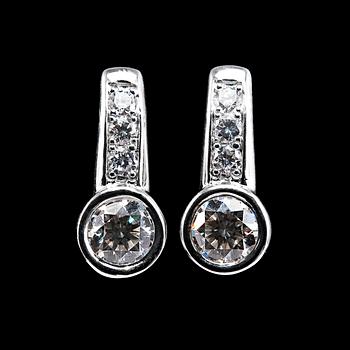 KORVAKORUT,, 2 x 0.55 ct briljanttihiottuja timentteja. Kokonaistimanttipaino 1.39 ct.