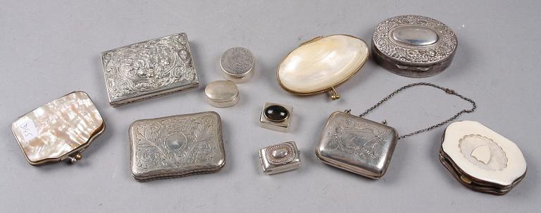 PARTI SMÅ DOSOR och PORTMONNÄER, 11 st, bl.a silver, ben och pärlemor. 1800/1900-tal.