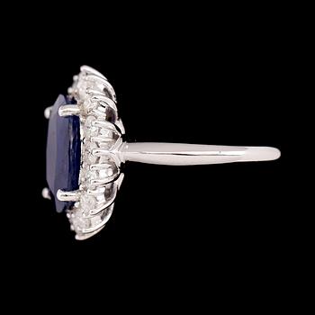 RING, 10 k vitguld, safir ca 6.00 ct, briljantslipade diamanter tot ca 1.07 ct.