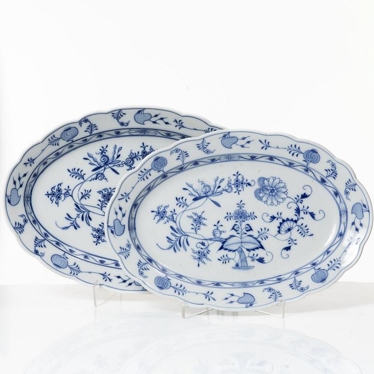 A 54-piece porcelain dinner service, 'Onion pattern/Zwiebelmuster', predominantly Meissenstadt, Tyskland.