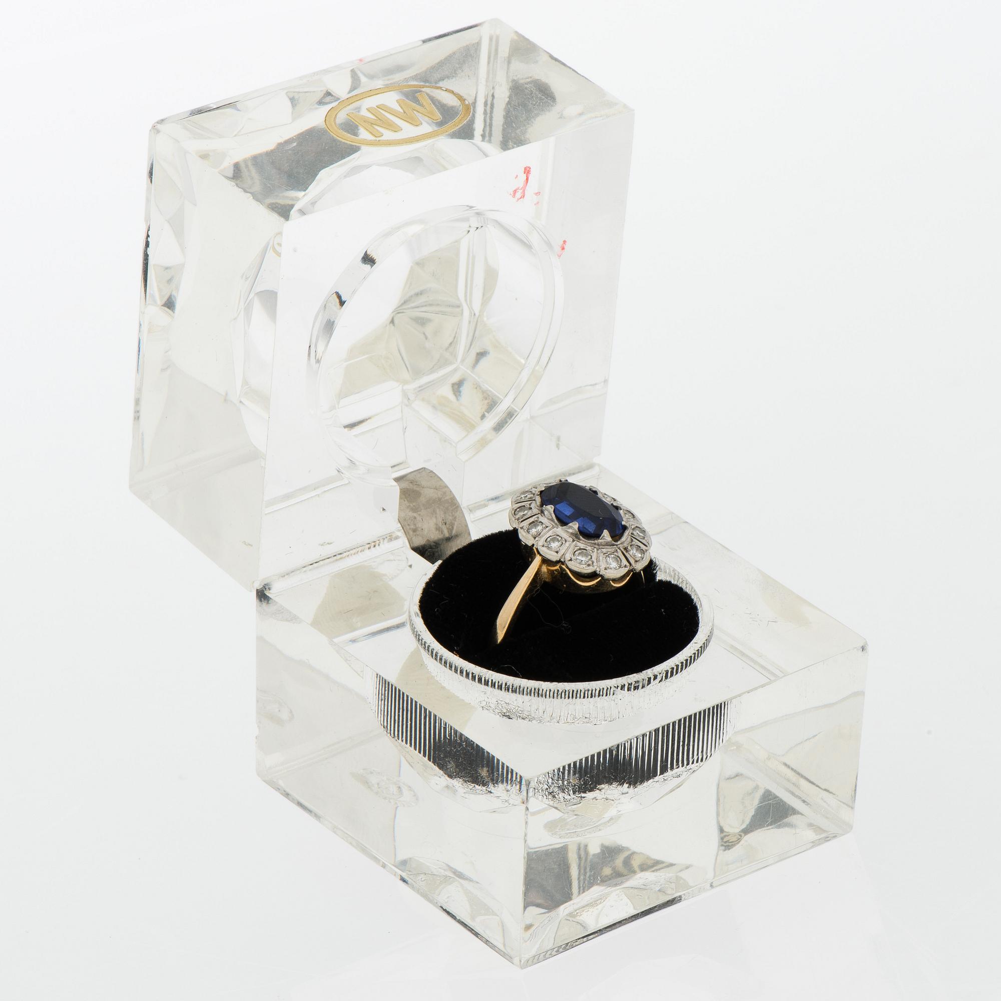 RING, 14K guld, briljantslipade diamanter, syntetisk safir. Pertti Aittila 1993.