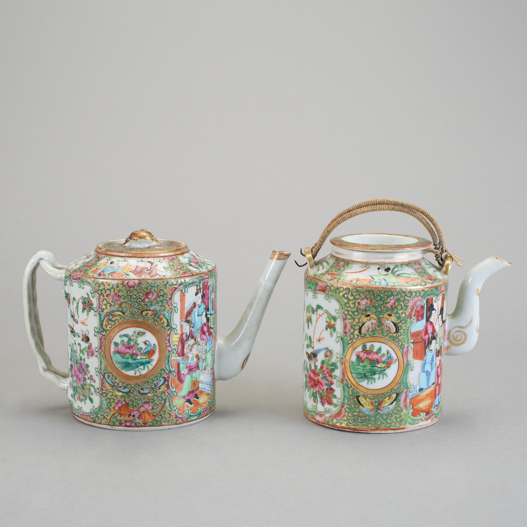 TEKANNOR, 2 st, porslin, Kina, omkring 1900.