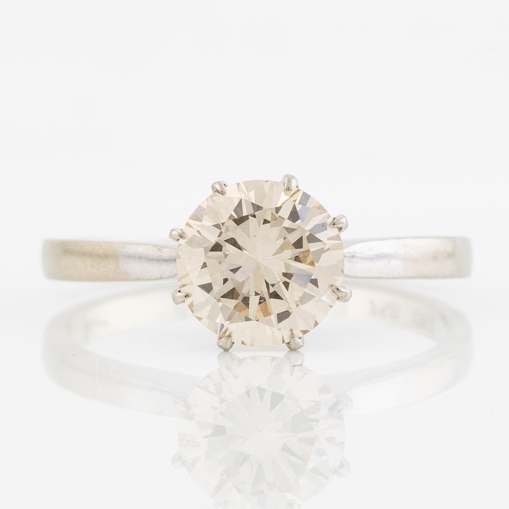 Ring, solitaire, 18K white gold with a brilliant-cut diamond 1.57 ct according to the engraving.