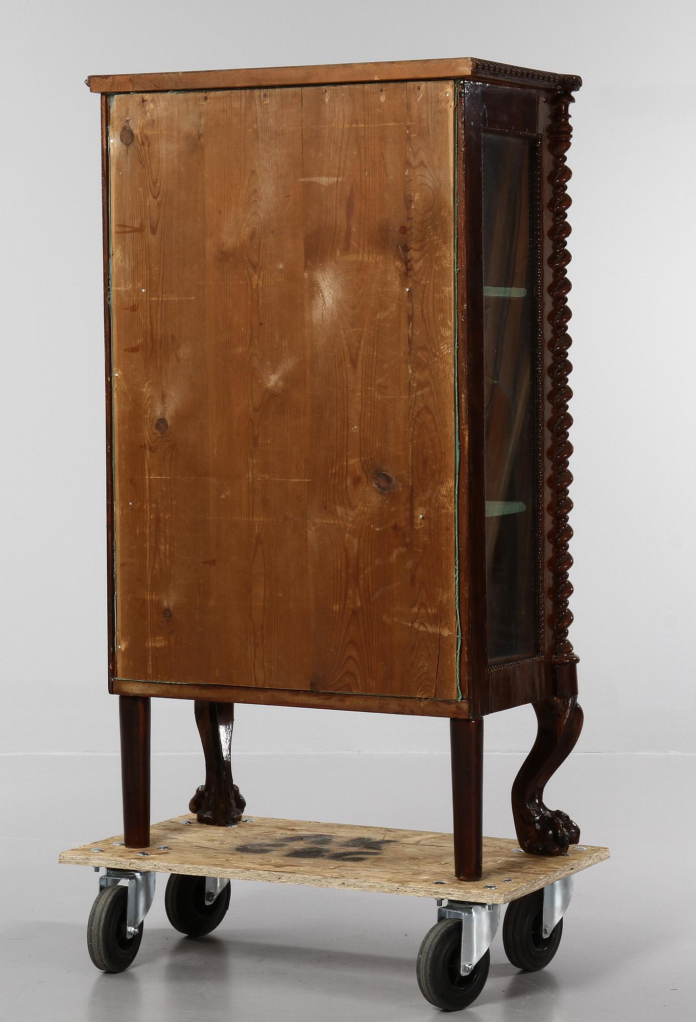 VITRINSKÅP, 1800-talets andra hälft.