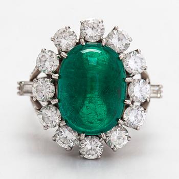 Ring, platina, oval cabochonslipad smaragd ca 8.50 ct, samt diamanter tot. 2.84 ct enligt intyg.