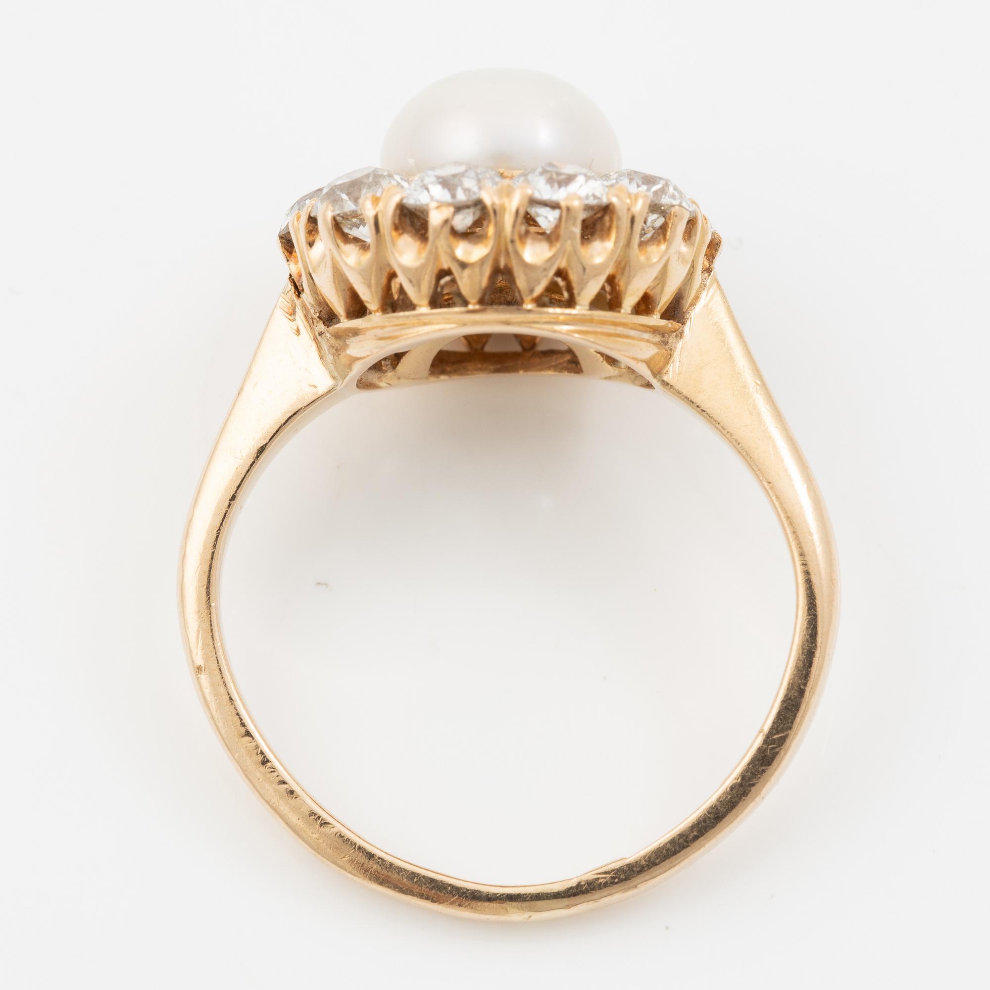 Ring, carmosémodell 18K guld med en odlad boutonpärla och gammalslipade diamanter.