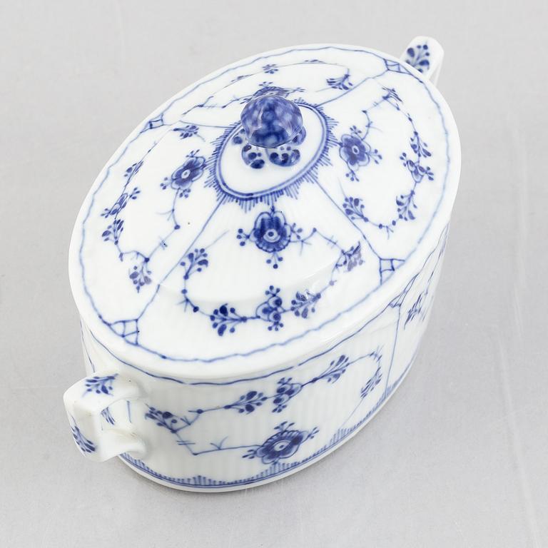 A 'Blue Fluted Plain' / 'Musselmalet' porcelain sugar box with cover, model 434, 1898-1923.