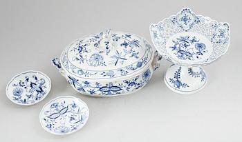TERRIN, SKÅL PÅ FOT SAMT ASKFAT, 2 st, porslin, Meissen, 1900-talets mitt.