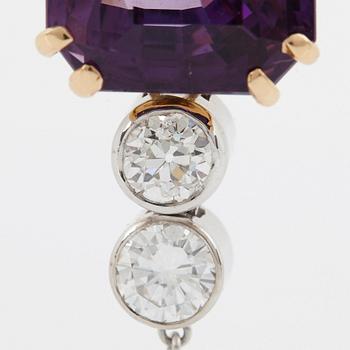 An 18K gold pendant set with a faceted amethyst and round brilliant- and old-cut diamonds and a pearl.