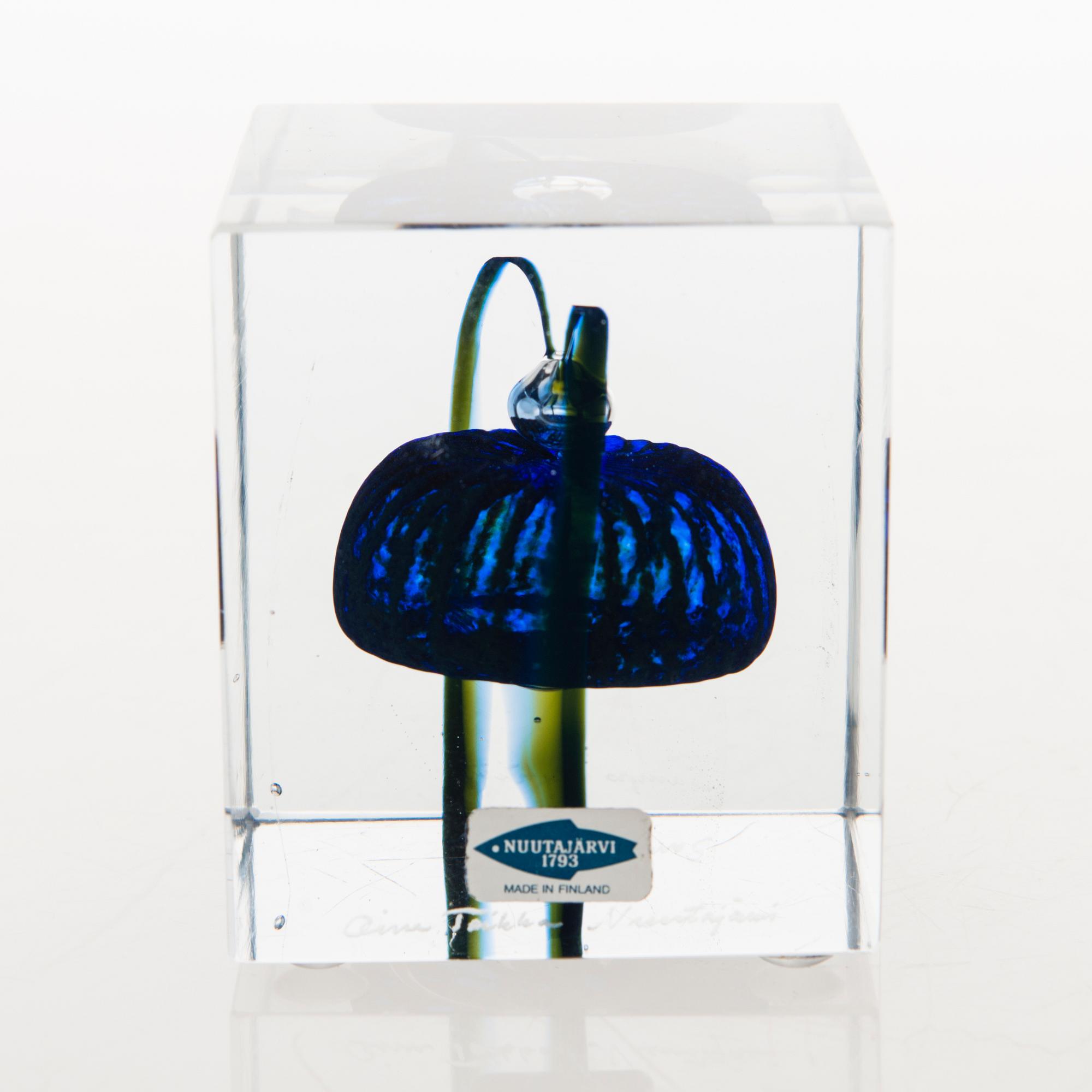 OIVA TOIKKA,  An annual glass cube, signed Oiva Toikka Nuutajärvi, Sampo-Yhtiöt.