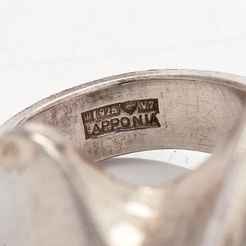 Björn Weckström, sormus, "Ara" sterlinghopeaa ja akryylia, Lapponia 1975.