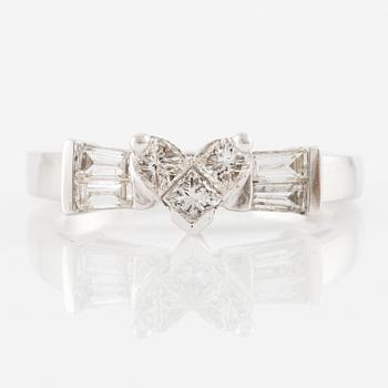 Ring 18K gold with diamonds in various cuts.