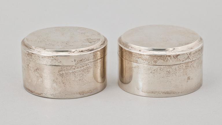 TOILETTEDOSOR, ett par, silver, Anders Lundqvist, Stockholm 1819. Totalvikt ca 190 gram.