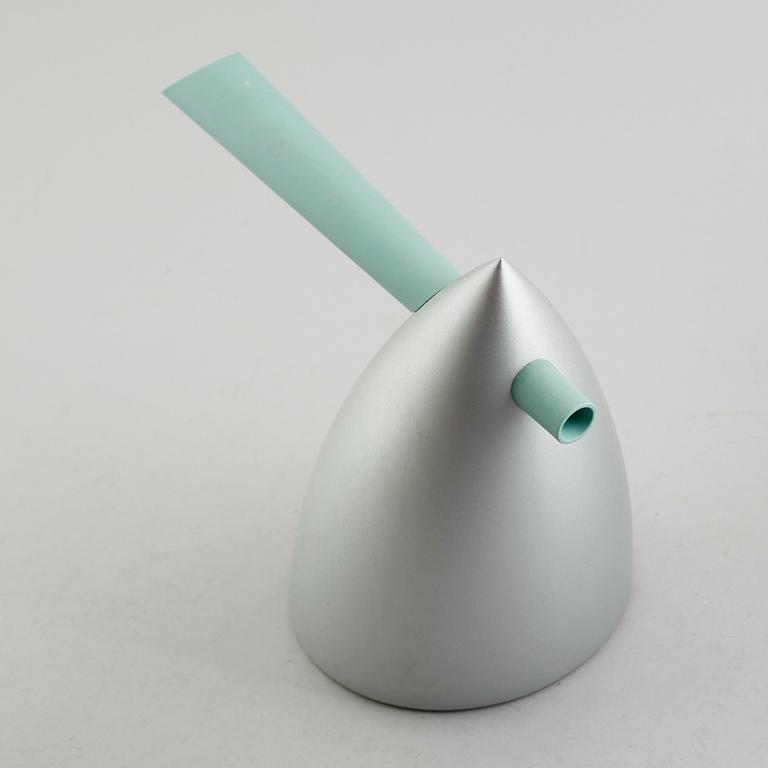 TEKANNA, "Ti-Tang" OCH VATTENKOKARE, "Hot Bertaa", metall och porslin, Philippe Starck, Alessi, 1900-talets andra hälft.