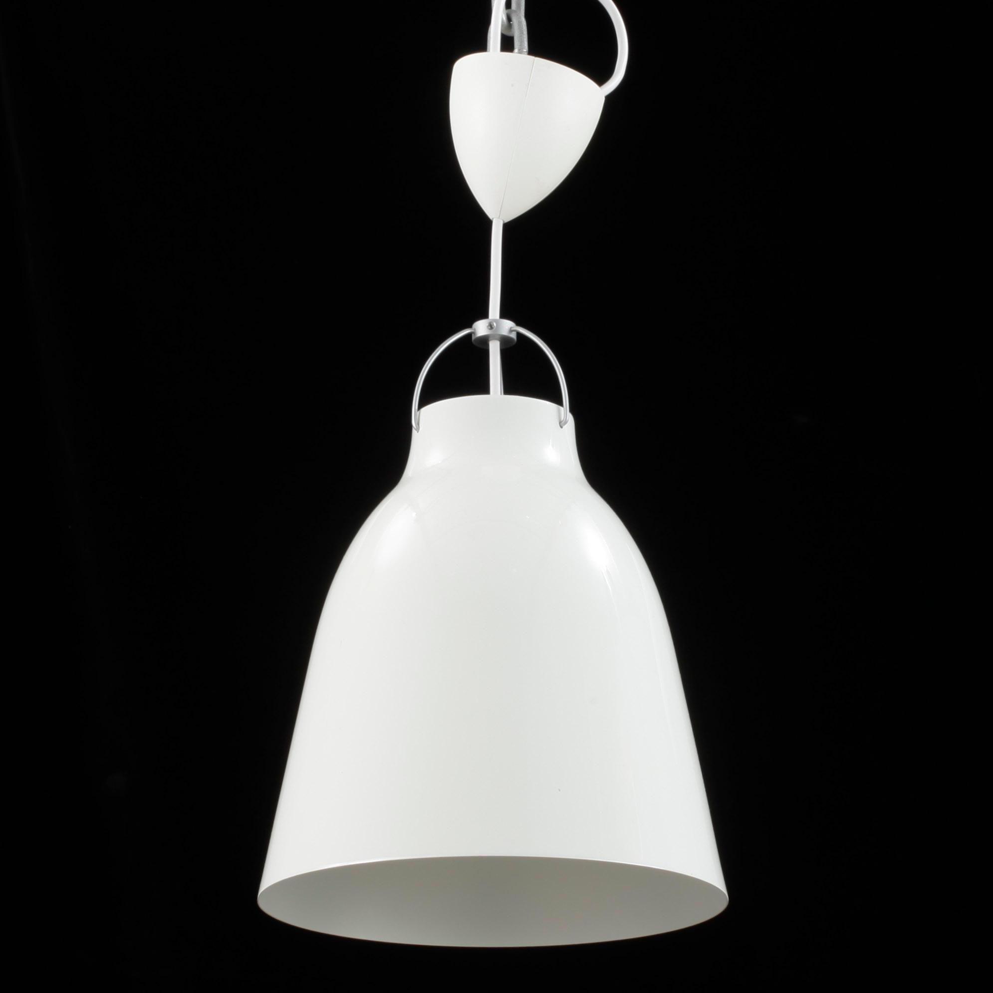 TAKLAMPA, vit mattlackerad metall, "Caravaggio pendel", design: Cecilie Manz.