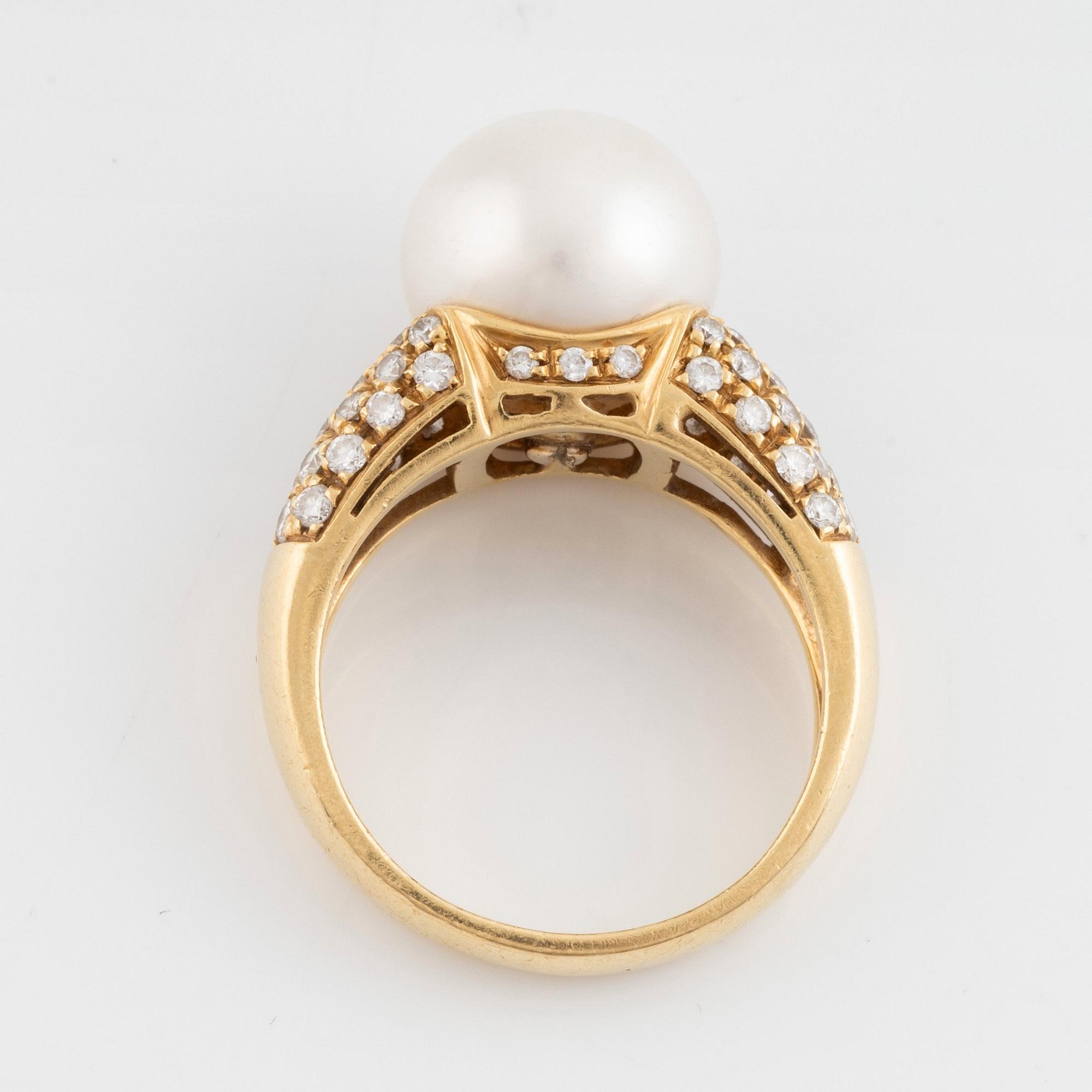 Ring 18K guld med en odlad Söderhavspärla och runda briljantslipade diamanter.