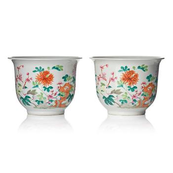 1143. A pair of famille rose flower pots, late Qing dynasty/Republic.