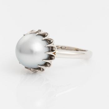 Ring with cultured Tahitian pearl.