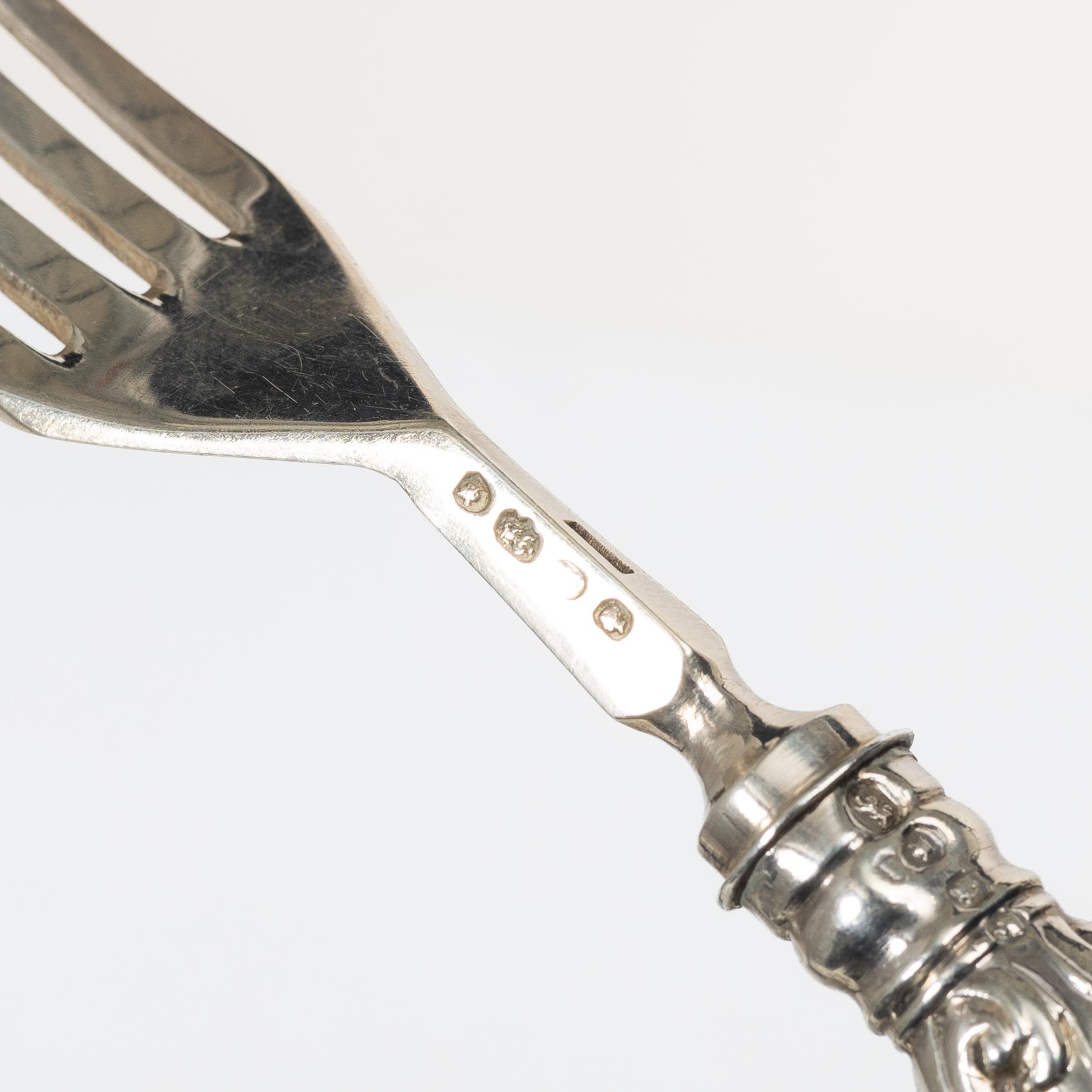 Dessertbestick, 24 delar, silver, modell  "Olga"/"Albert pattern", Francis Higgins II, London 1845.