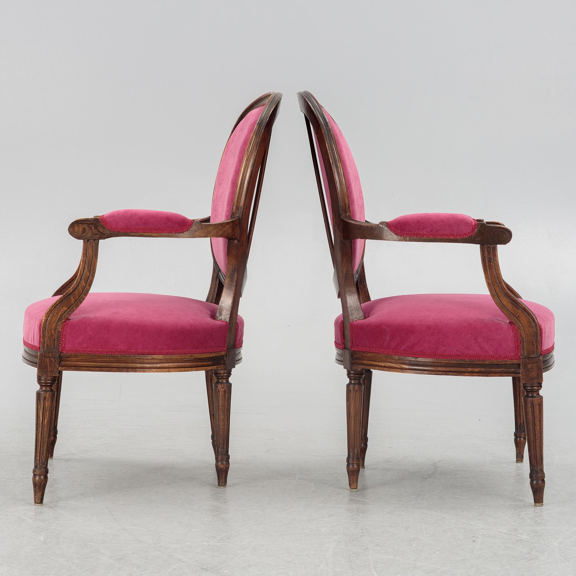 Karmstolar, ett par, gustaviansk stil, 1900-talets första hälft.