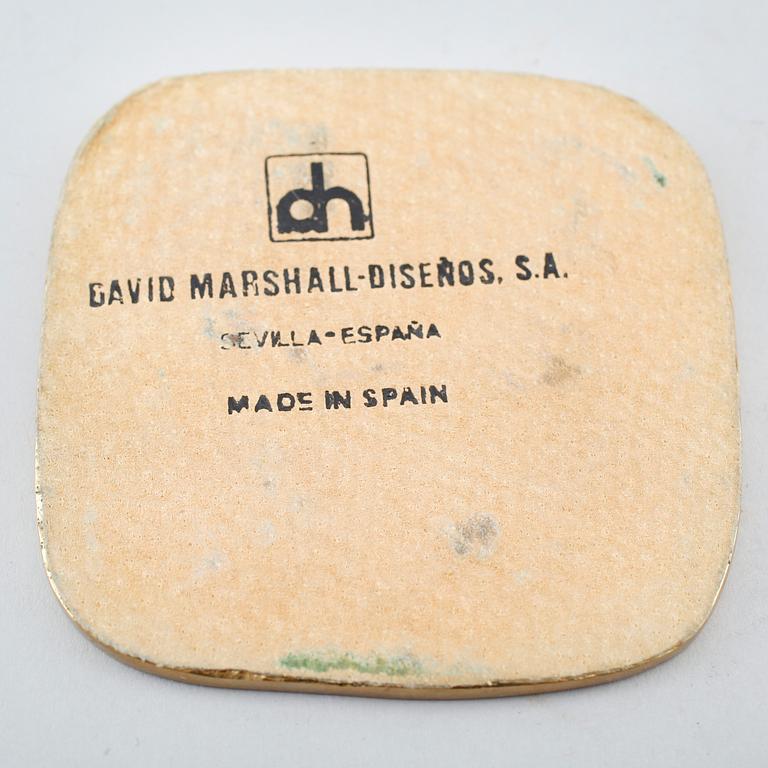 BRICKA SAMT UNDERLÄGG, 6 st, mässing och metall, David Marshall, Spanien, 1900-talets andra hälft.